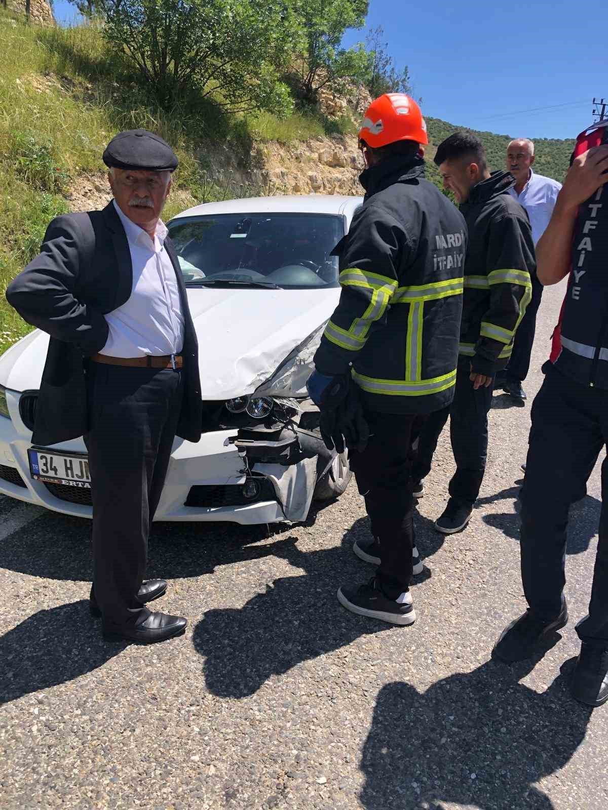 YEŞİLLİ İLÇESİNDE İKİ OTOMOBİLİN ÇARPIŞMASI SONUCU 5 KİŞİ YARALANDI.