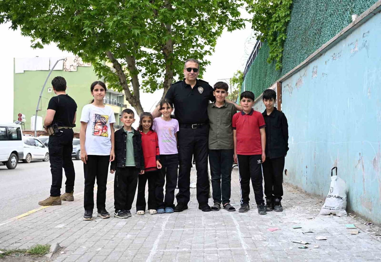 YEŞİLYURT MAHALLESİ’NDE ÇOCUKLARLA BİR ARAYA GELEN SAZAK’IN SEK SEK OYNADIĞI ANLAR MAHALLEDE...