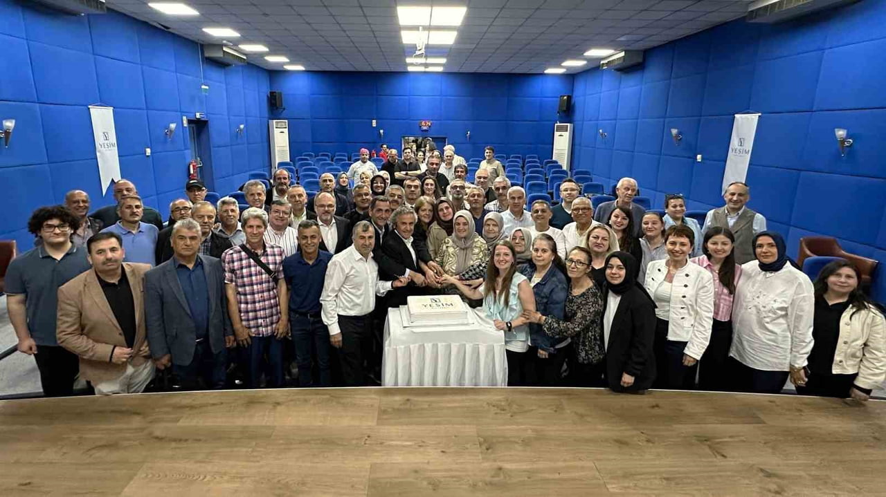 YEŞİM GRUP’TA 5 YILDAN 25 YILA KADAR KIDEMİ BULUNAN ÇALIŞANLAR İLE EMEKLİLER, KONFERANS SALONUNDA...