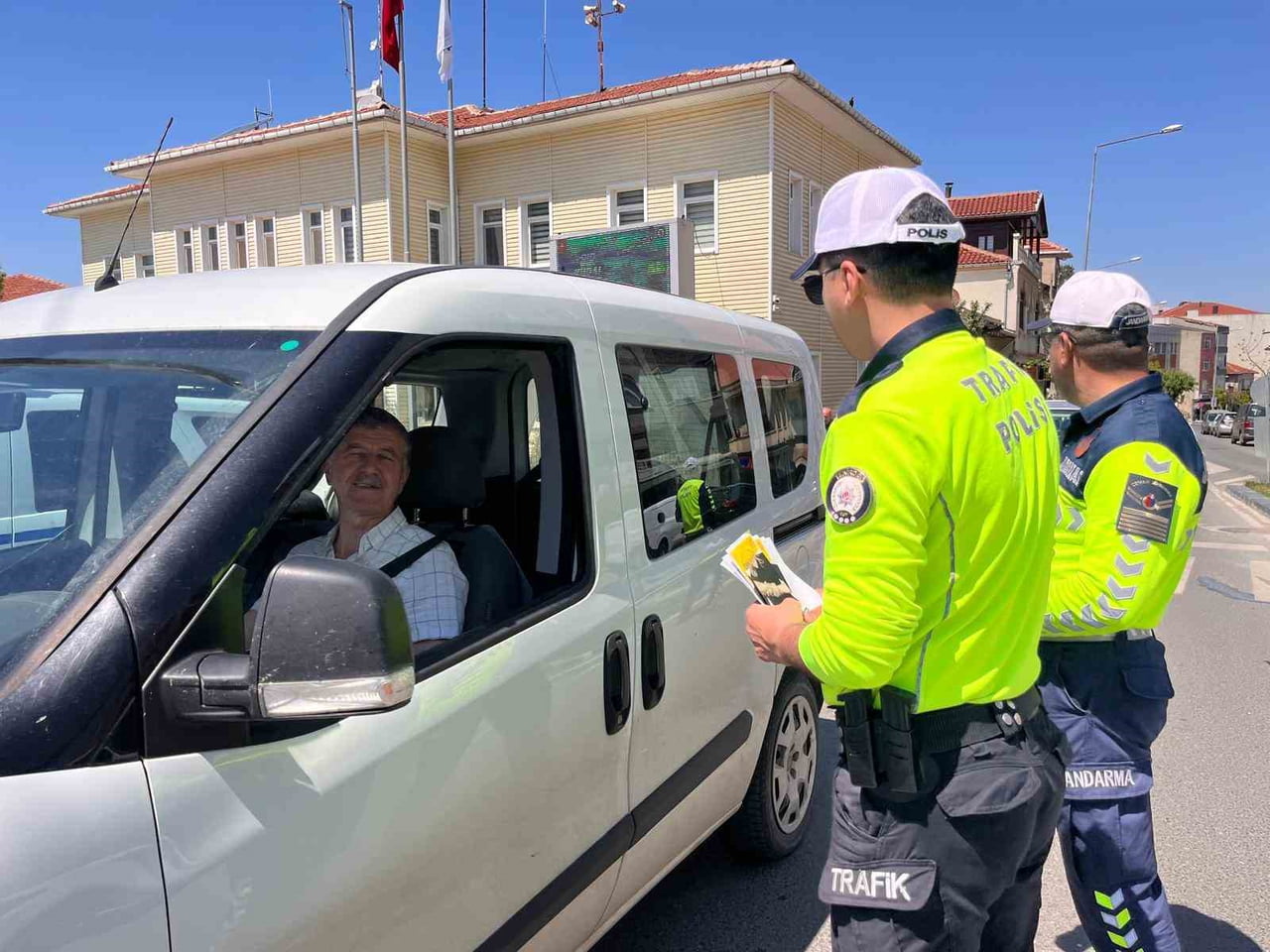 YETKİLİLER, TRAFİK HAFTASI SÜRESİNCE İLÇEDE BENZER BİLGİLENDİRME VE FARKINDALIK ÇALIŞMALARININ...