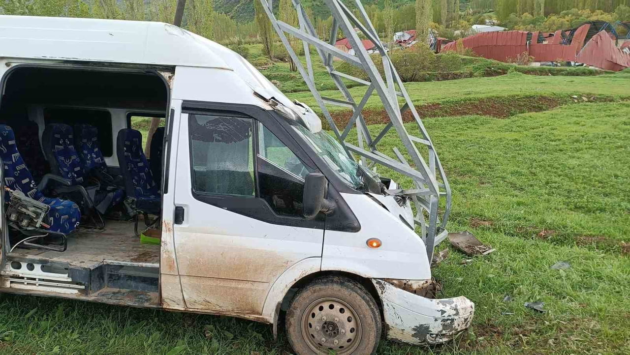 YOLCU MİNİBÜSÜ DİREĞE ÇARPTI: 11 YARALI-AHMET  KAVAK(İHA)