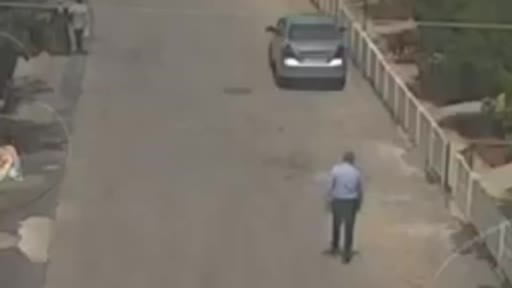 Yolda giden şahsın koluna bıçakla kesik atan şüpheli kamerada