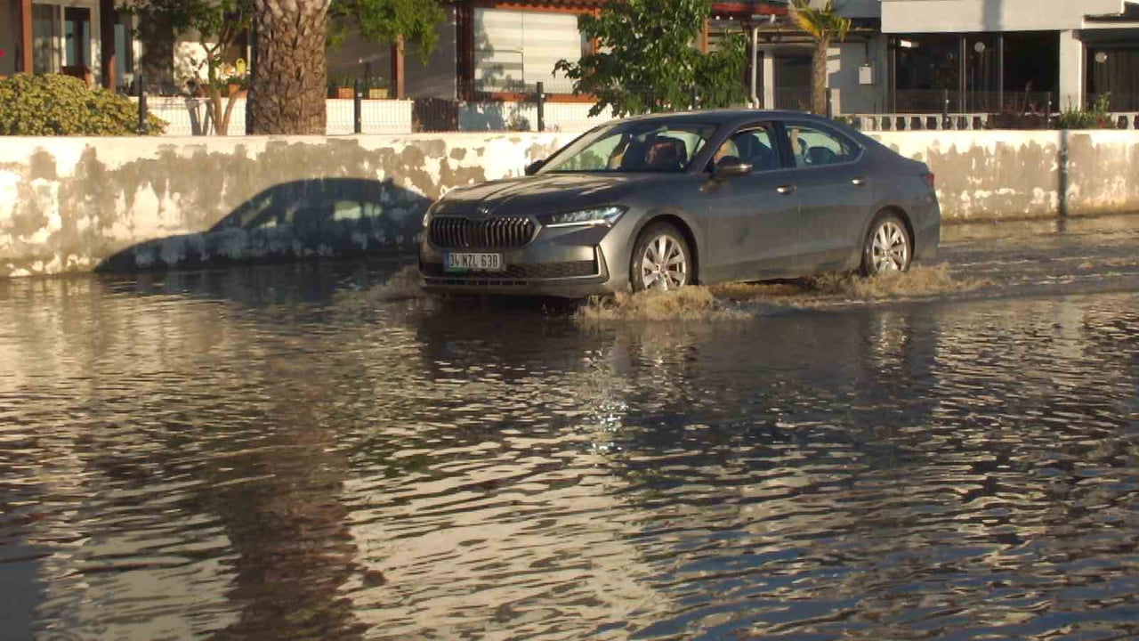 YOLLAR SU DOLDU ARAÇLAR ZORLUK ÇEKTİ