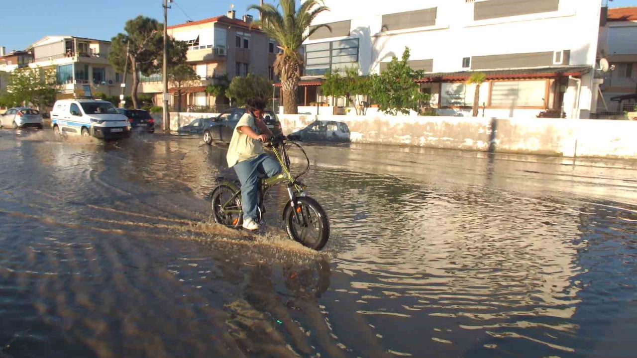 YOLLAR SU DOLDU ARAÇLAR ZORLUK ÇEKTİ