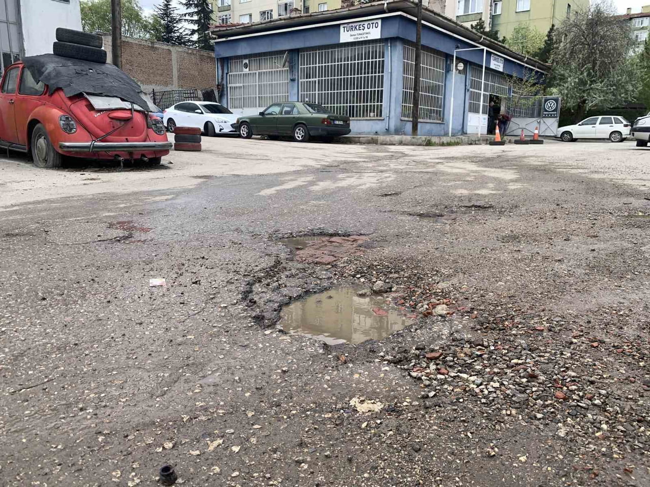 YOLLARDAKİ BAKIM EKSİKLİĞİ SEBEBİYLE ARAÇLARDA MEYDANA GELEN LASTİK YARILMASI, JANT YAMULMASI VE...