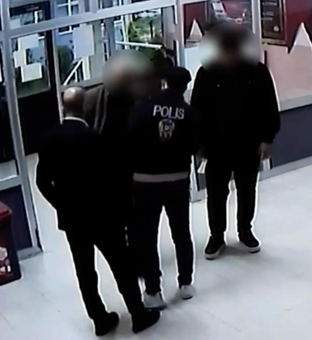 YOZGAT'IN SARIKAYA İLÇESİNDE ELEKTRONİK KOPYA DÜZENEĞİ İLE EHLİYET SINAVINA GİRMEYE HAZIRLANAN 2...