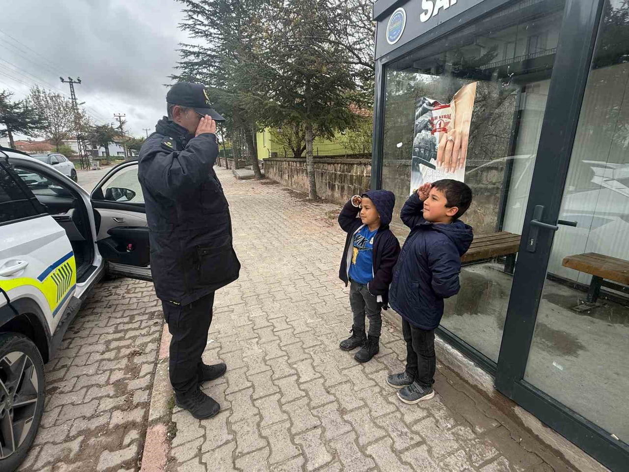 YOZGAT'IN SARIKAYA İLÇESİNDE POLİS SELAMI VEREN MİNİKLER SAMİMİ DAVRANIŞLARIYLA YÜREK...