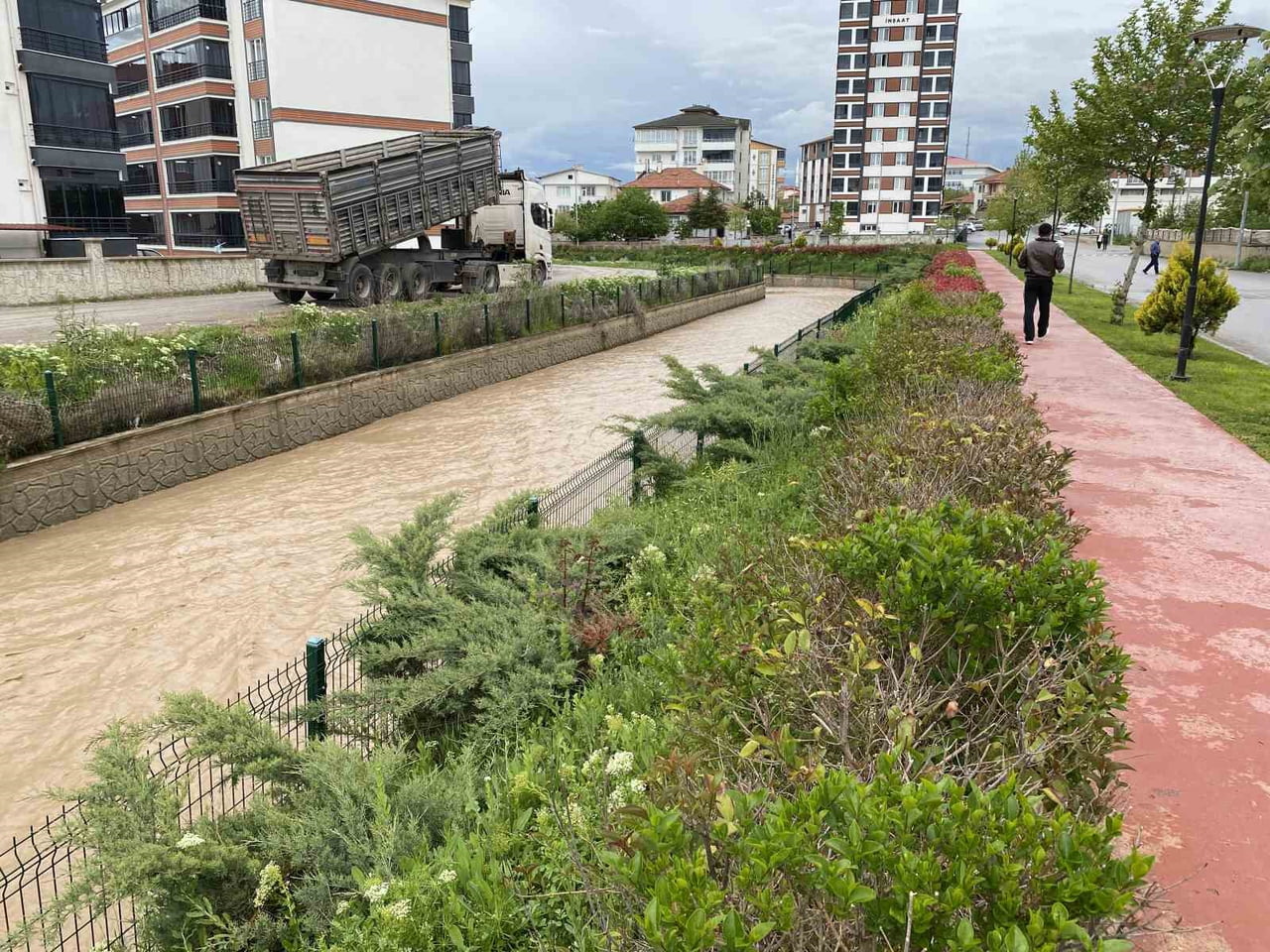 YOZGAT'IN SORGUN İLÇE MERKEZİNDE BULUNAN EĞRİÖZ-DELİBAŞ DERESİ 25 YIL SONA YENİDEN COŞTU.