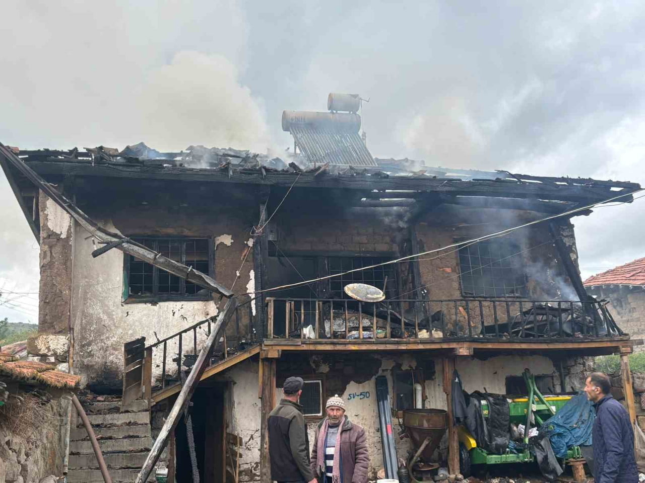 YOZGAT'IN SORGUN İLÇESİNDE SOBA BACASINDAN YANGIN ÇIKTI.
