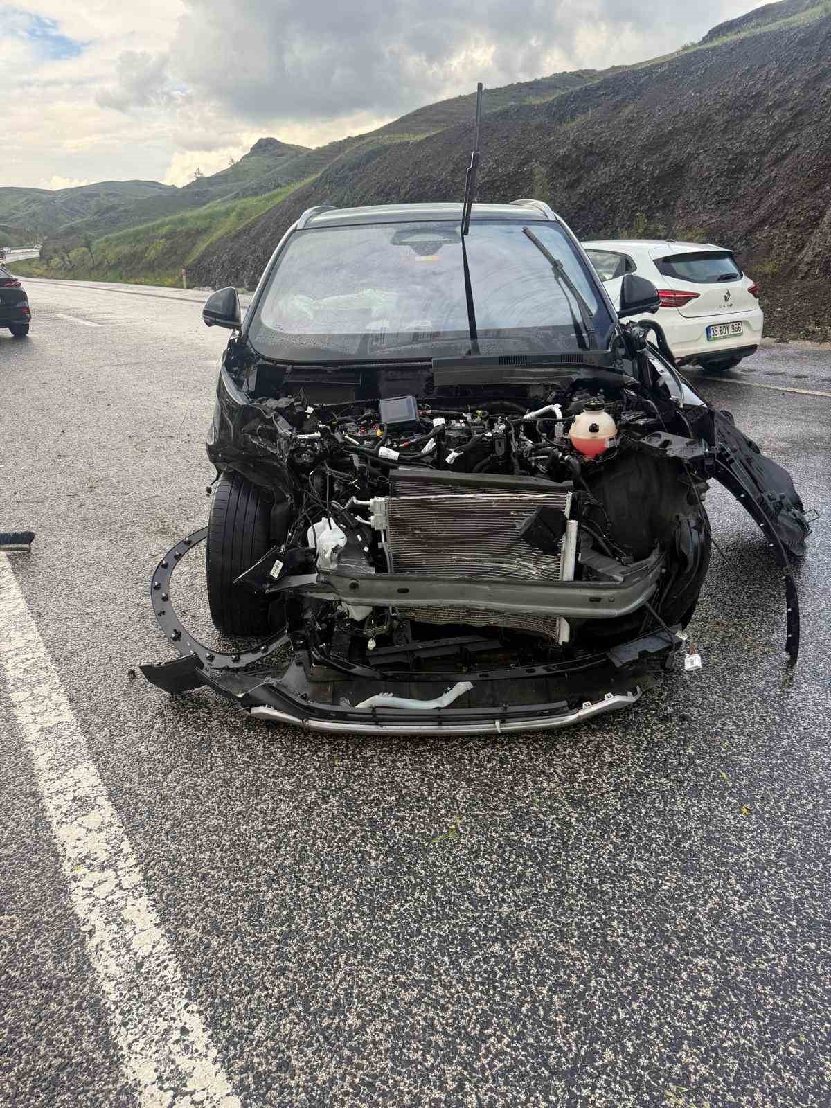 YOZGAT'TA KAZAYA YARDIM ETMEK İSTEYEN YAYA, OTOMOBİLİN ÇARPMASI SONUCU HAYATINI KAYBETTİ.-