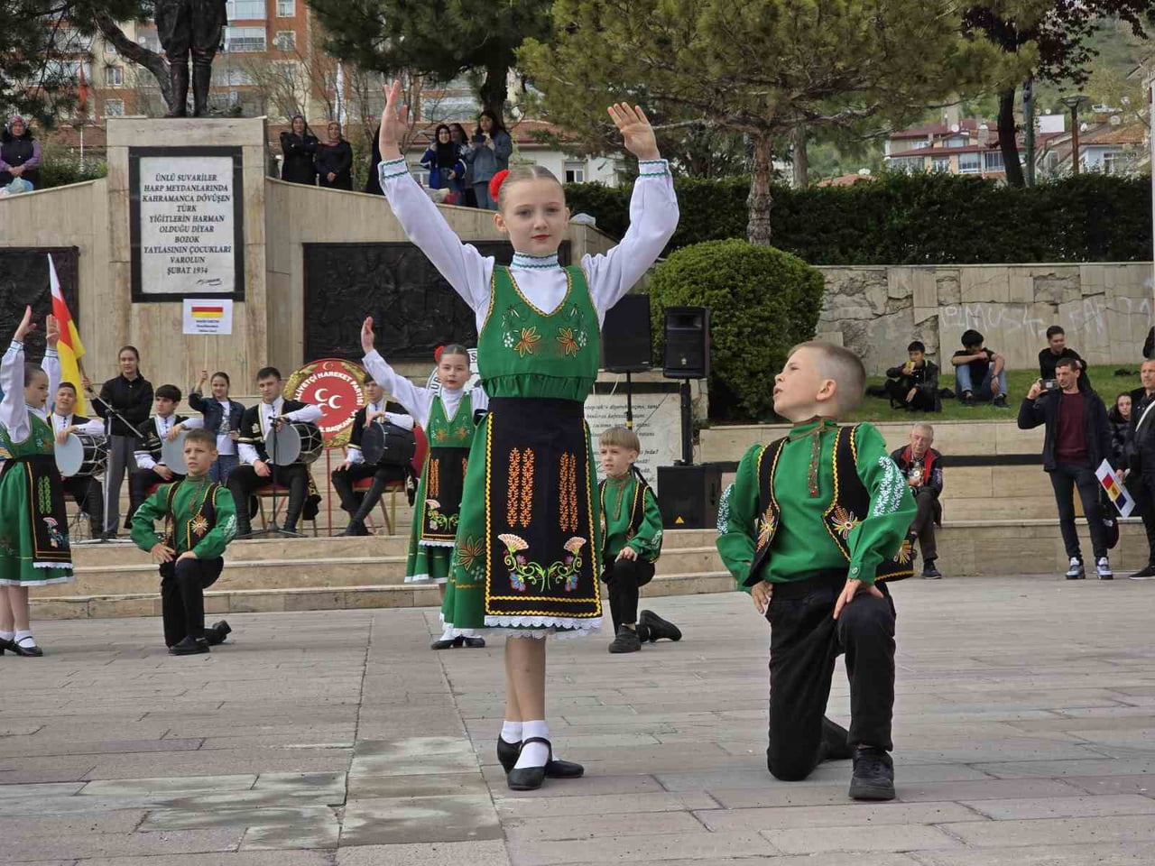 YOZGAT BELEDİYESİ TARAFINDAN DÜZENLENEN HALK DANSLARI ŞENLİĞİ VATANDAŞLAR TARAFINDAN İLGİYLE...