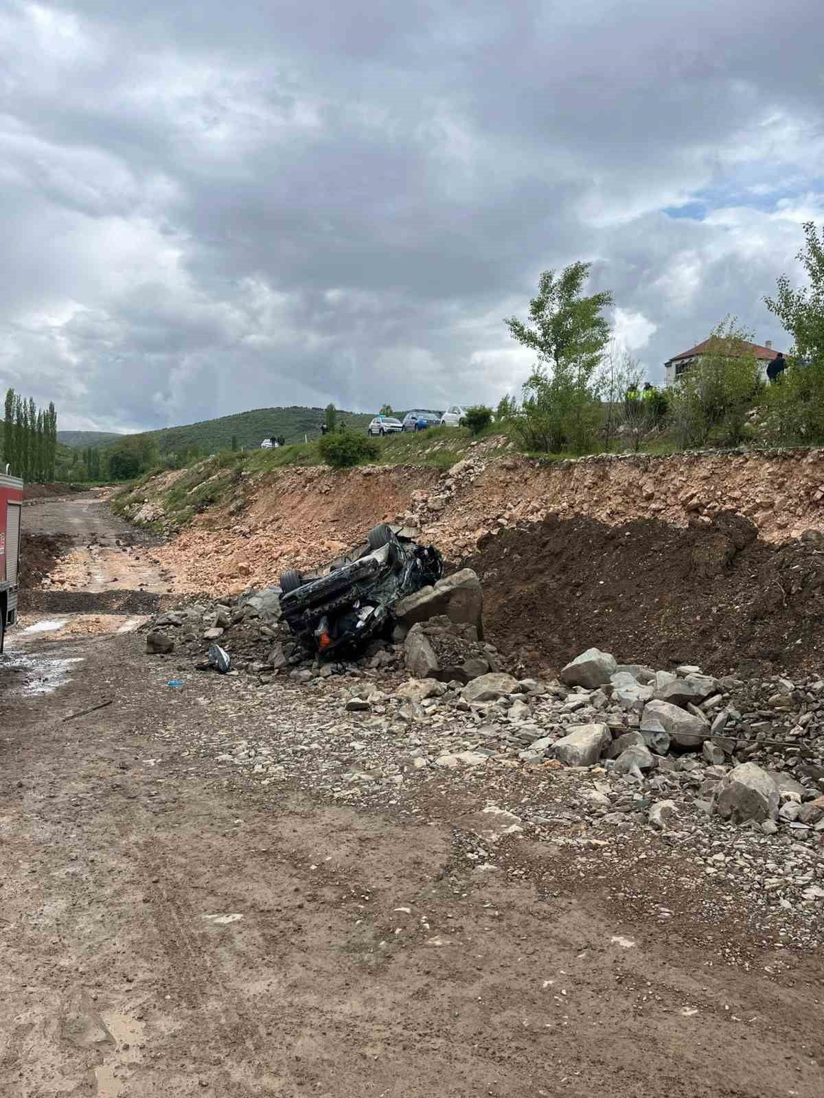 YOZGAT’IN AKDAĞMADENİ İLÇESİNDE MEYDANA GELEN KAZADA OTOMOBİL TAKLA ATTI.-