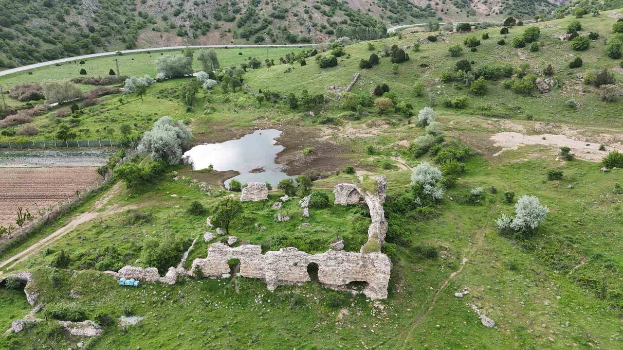 YOZGAT’IN SARAYKENT İLÇESİNDE BULUNAN ÇINÇINLI SULTAN HANI 8 ASIRDIR VARLIĞINI KORUYOR.