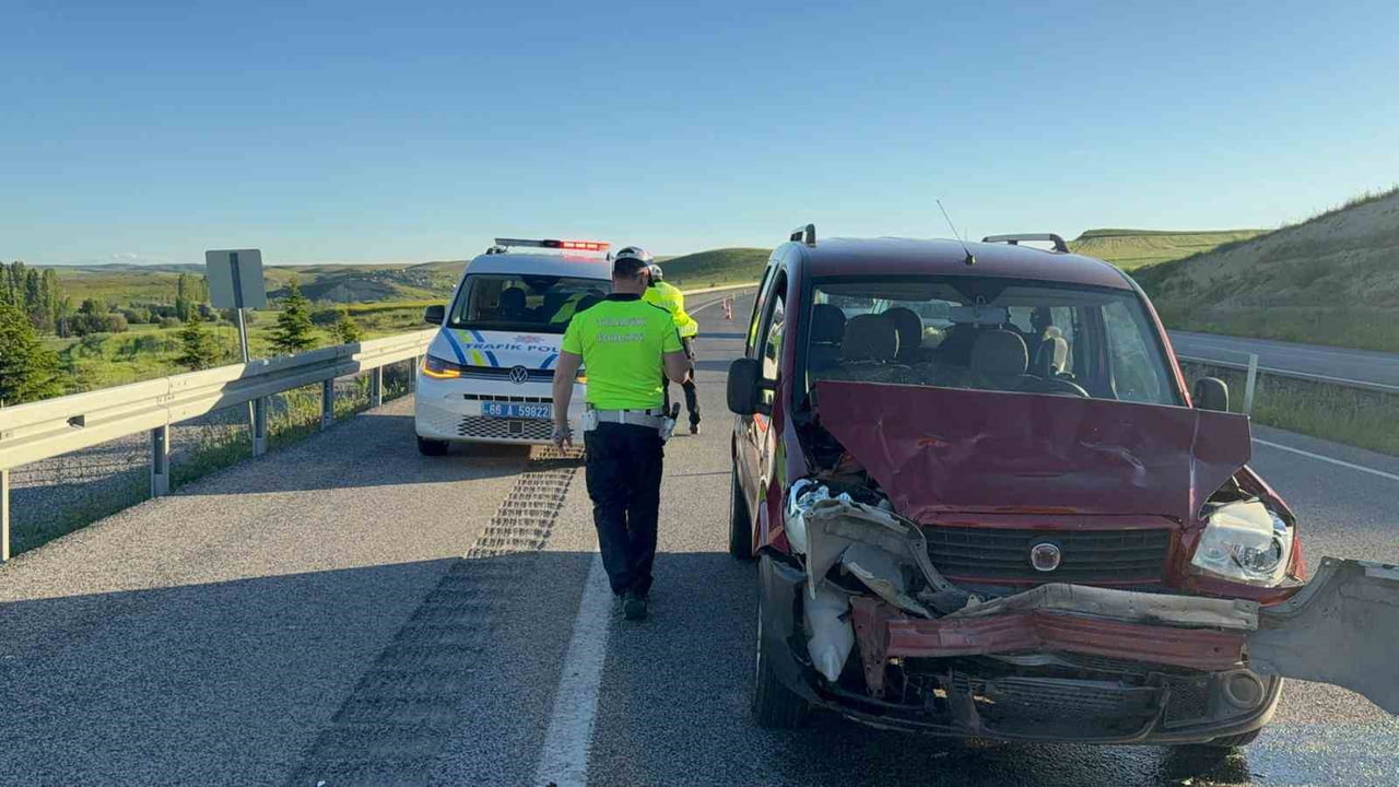 YOZGAT’IN YERKÖY İLÇESİNDE MEYDANA GELEN KAZADA 8 KİŞİ YARALANDI.-