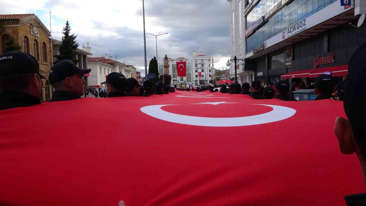 YOZGAT’TA 19 MAYIS COŞKUSU ‘BAYRAK YÜRÜYÜŞÜ’ İLE BAŞLADI.-
