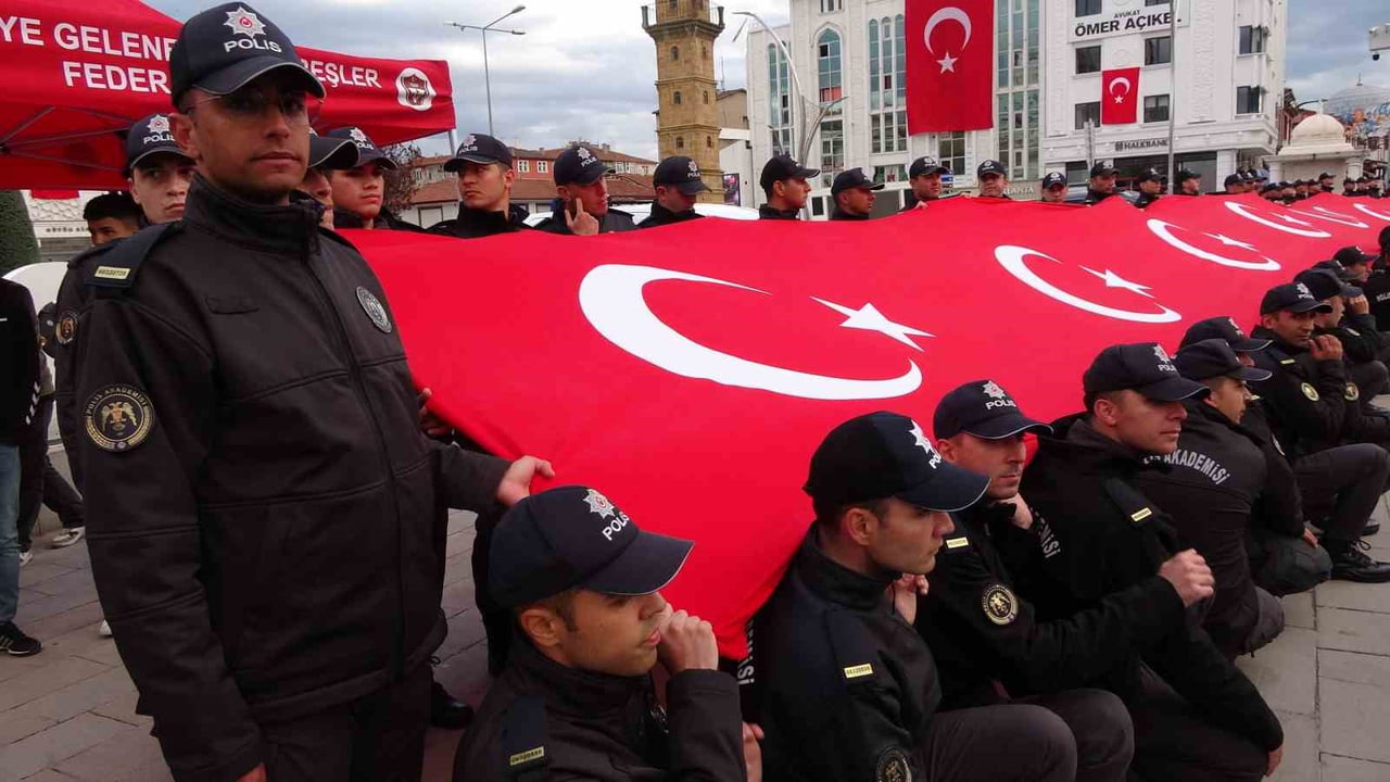 YOZGAT’TA 19 MAYIS COŞKUSU ‘BAYRAK YÜRÜYÜŞÜ’ İLE BAŞLADI.-