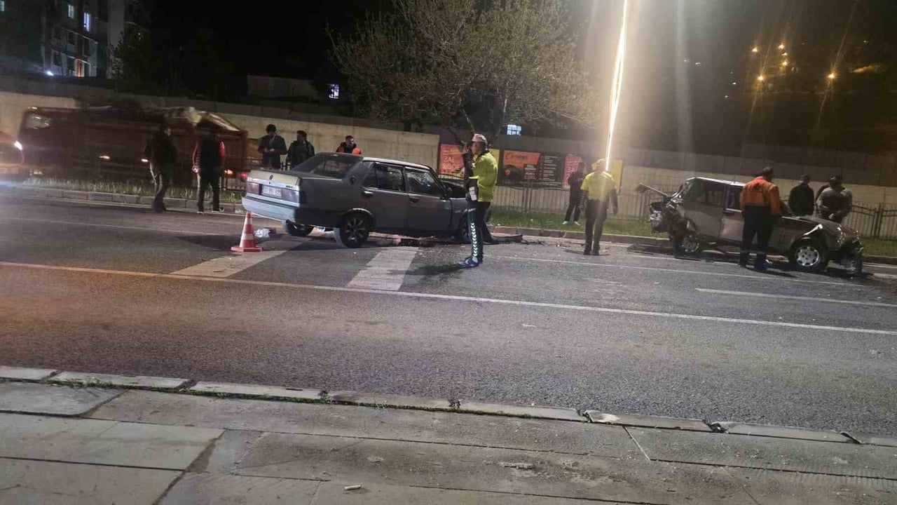 YOZGAT’TA 4 OTOMOBİLİN KARIŞTIĞI ZİNCİRLEME TRAFİK KAZASINDA 1’İ AĞIR 7 KİŞİ...