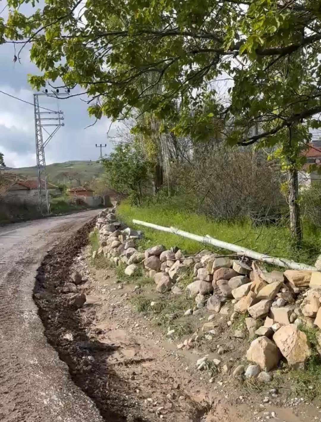 YOZGAT’TA ETKİLİ OLAN ANİ VE ŞİDDETLİ YAĞIŞLARIN ARDINDAN MEYDANA GELEN SEL VE SU BASKINLARI...