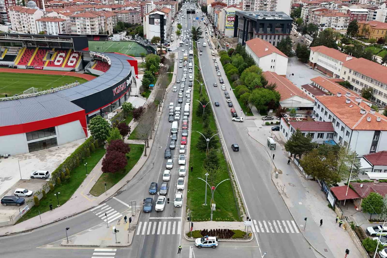 YOZGAT’TA KURBAN BAYRAMI DOLAYISIYLA ARTAN TRAFİK YOĞUNLUĞU HAVADAN GÖRÜNTÜLENDİ. TÜRKİYE’NİN...