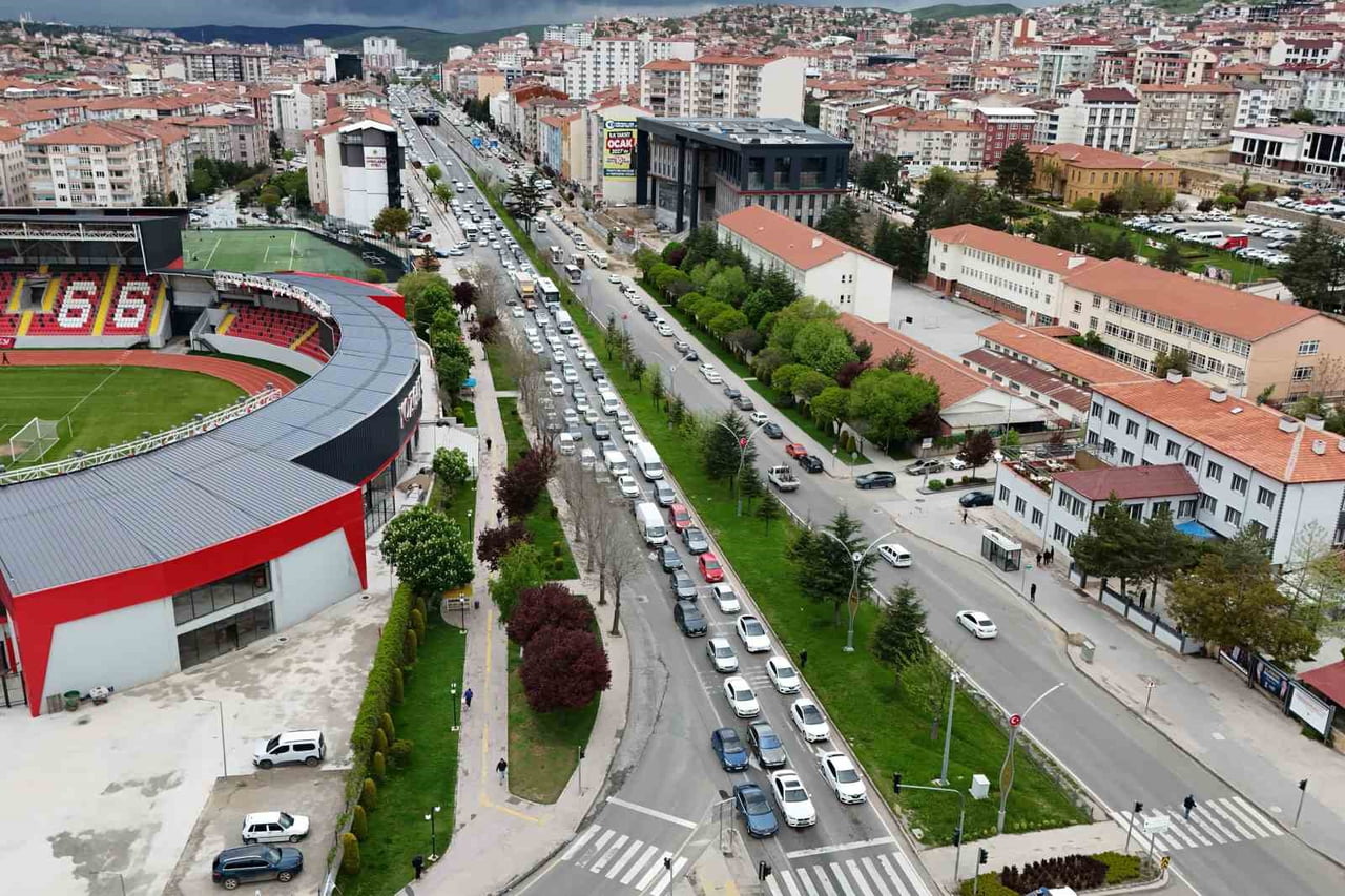 YOZGAT’TA KURBAN BAYRAMI DOLAYISIYLA ARTAN TRAFİK YOĞUNLUĞU HAVADAN GÖRÜNTÜLENDİ. TÜRKİYE’NİN...