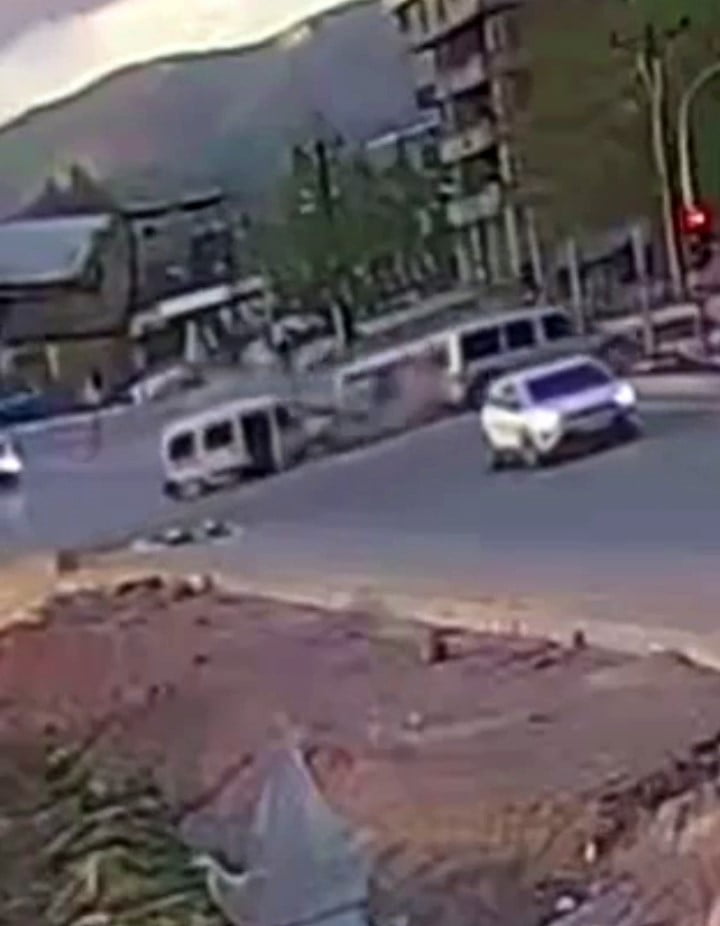 YÜKSEKOVA İLÇESİNDE 11 KİŞİNİN YARALANDIĞI ZİNCİRLEME TRAFİK KAZASI GÜVENLİK KAMERASINA...