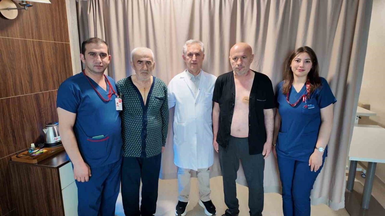 YUNUS SARAL (SOLDAN İKİNCİ) İLE CEMAL TOPKARA (SAĞDAN İKİNCİ), PROF. DR. KEMALETTİN ERDEM (ORTADA)...
