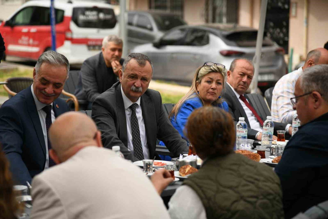 YUNUSEMRE BELEDİYE BAŞKANI SEMİH BALABAN, HALKIN TALEPLERİNİ YERİNDE DİNLEYEREK HALK ODAKLI...