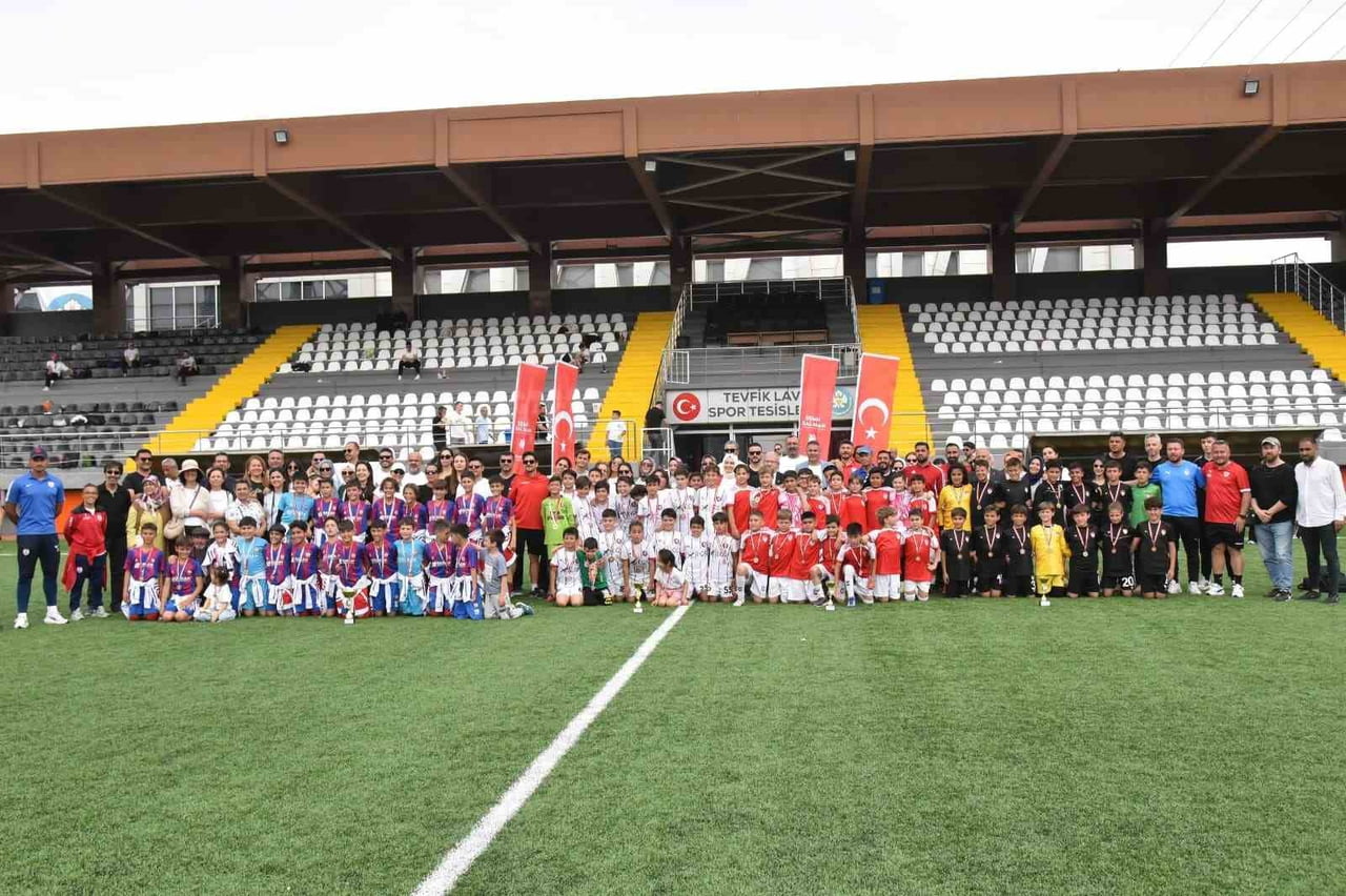 YUNUSEMRE BELEDİYESİ 19 MAYIS FUTBOL TURNUVASI, U11 YAŞ KATEGORİSİNDE 16 TAKIMIN KATILIMIYLA...