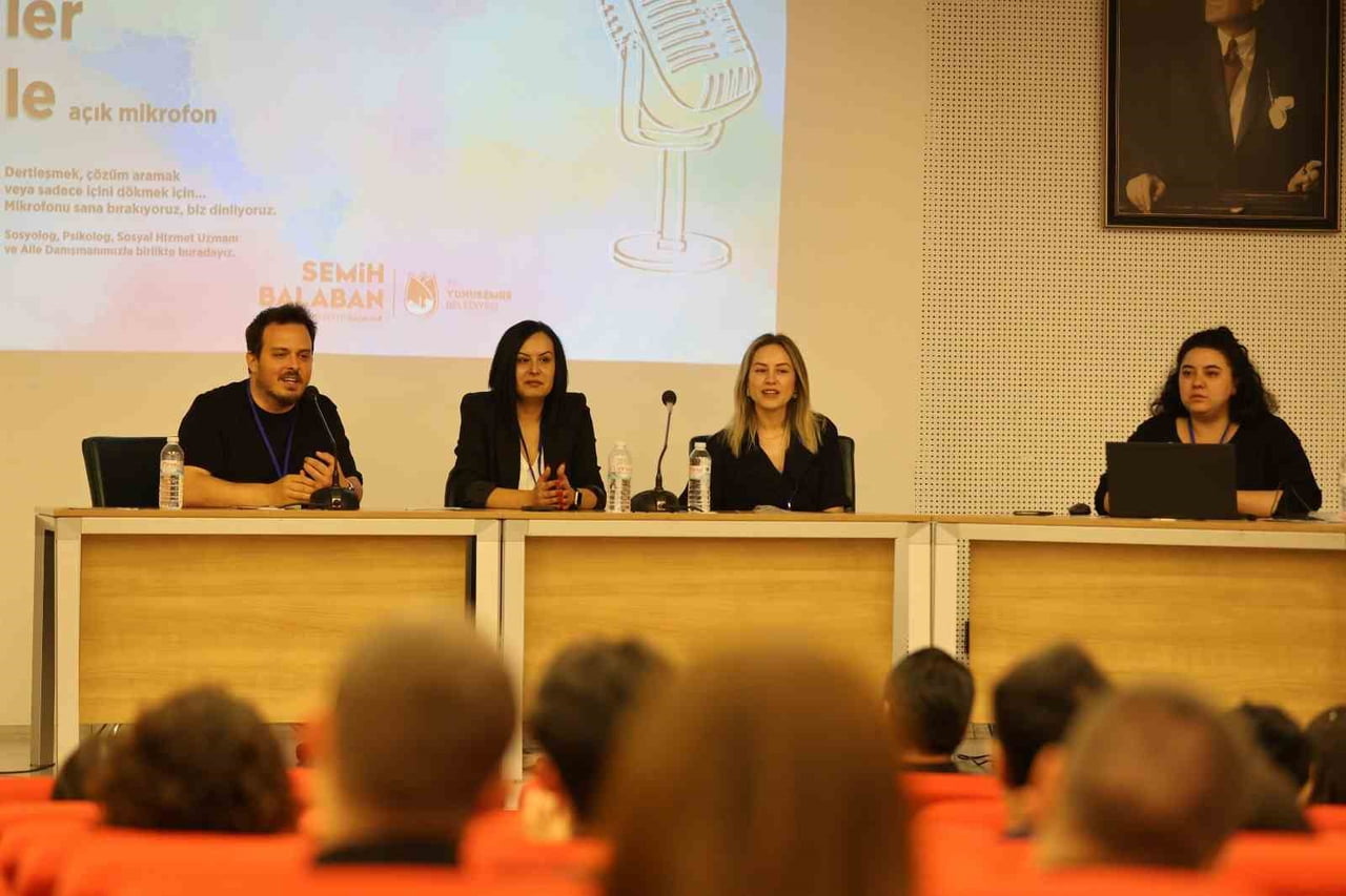 YUNUSEMRE BELEDİYESİ, GENÇLERİN DÜŞÜNCELERİNİ İFADE EDEBİLMESİ İÇİN AÇIK MİKROFON PANELİ...