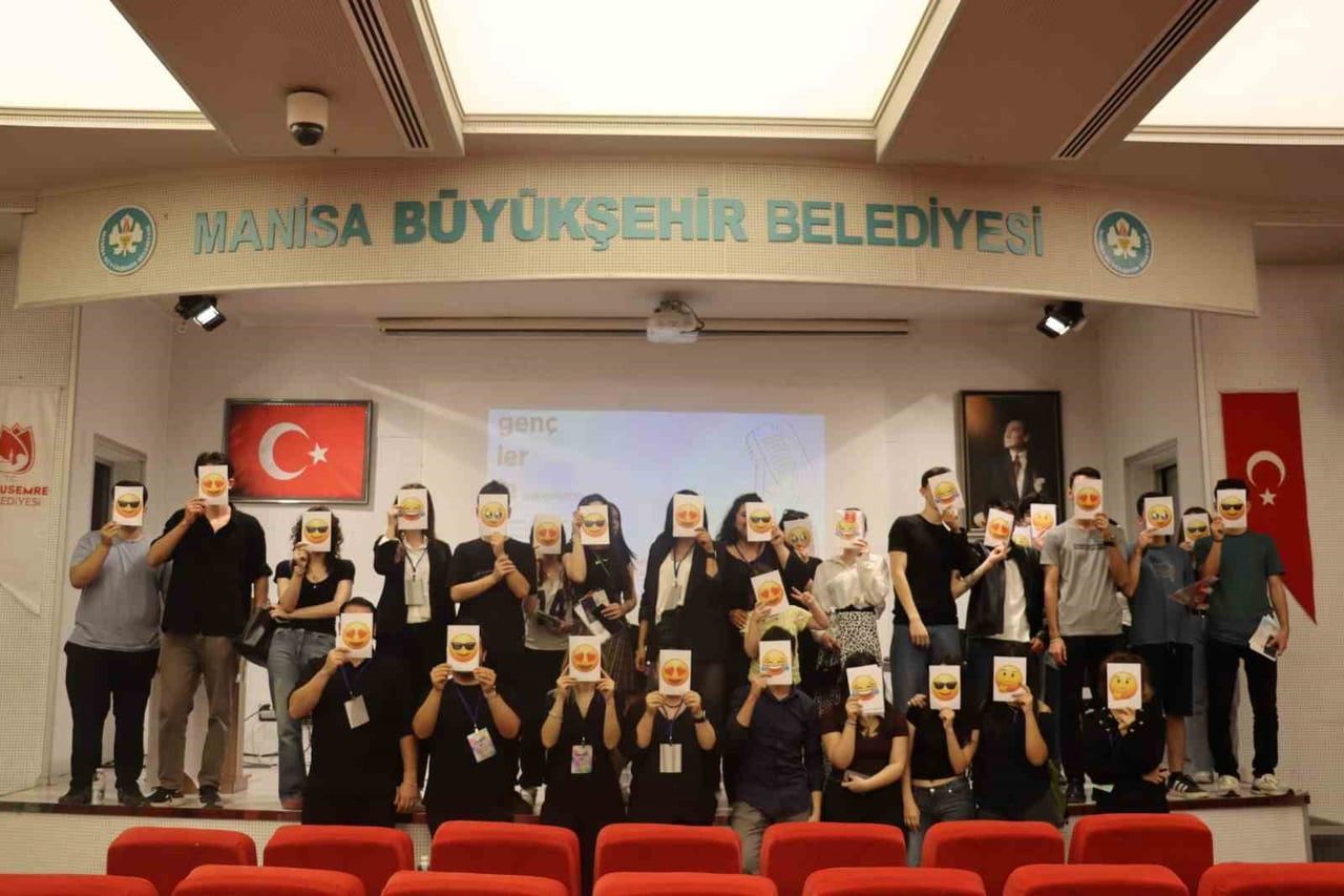 YUNUSEMRE BELEDİYESİ, GENÇLERİN DÜŞÜNCELERİNİ İFADE EDEBİLMESİ İÇİN AÇIK MİKROFON PANELİ...