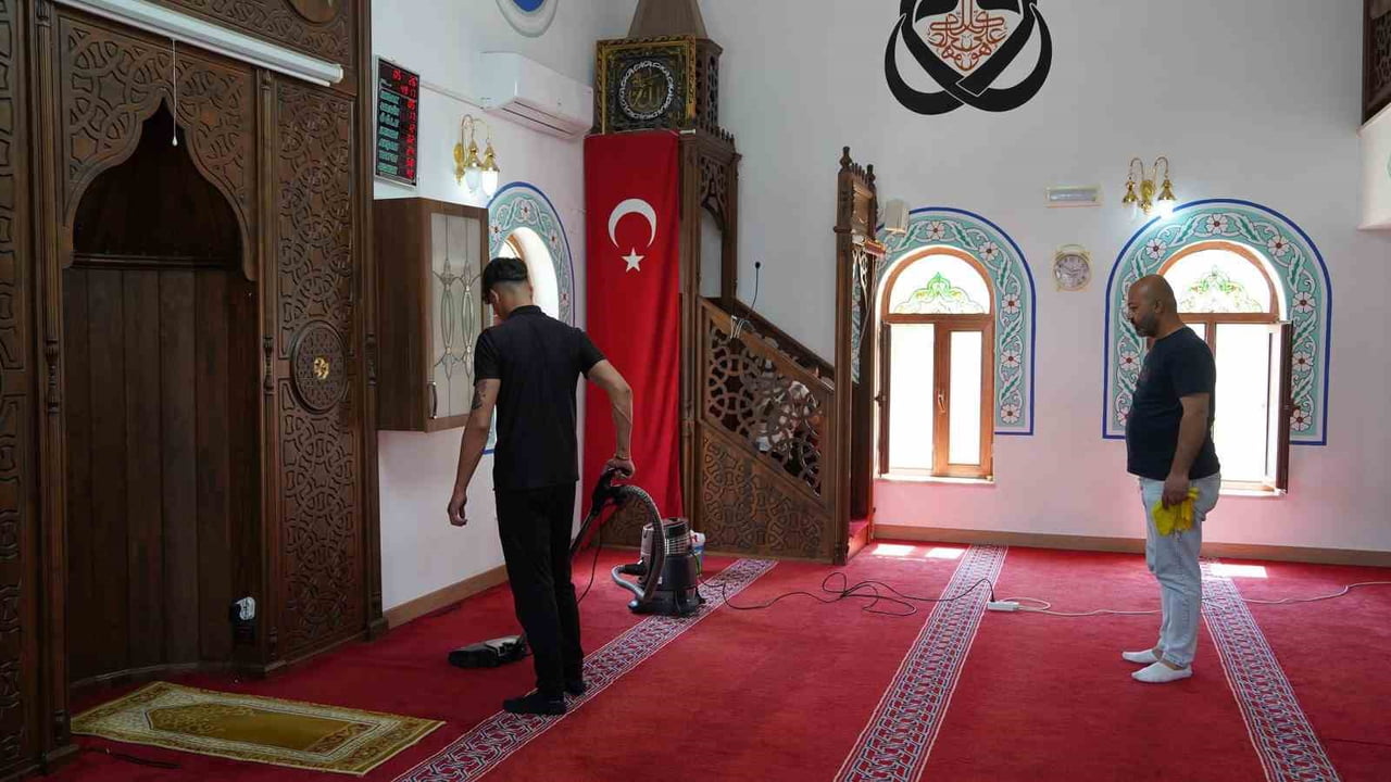 YUNUSEMRE BELEDİYESİ, KURBAN BAYRAMI ÖNCESİNDE VATANDAŞLARIN İBADETLERİNİ TEMİZ, HİJYENİK VE...