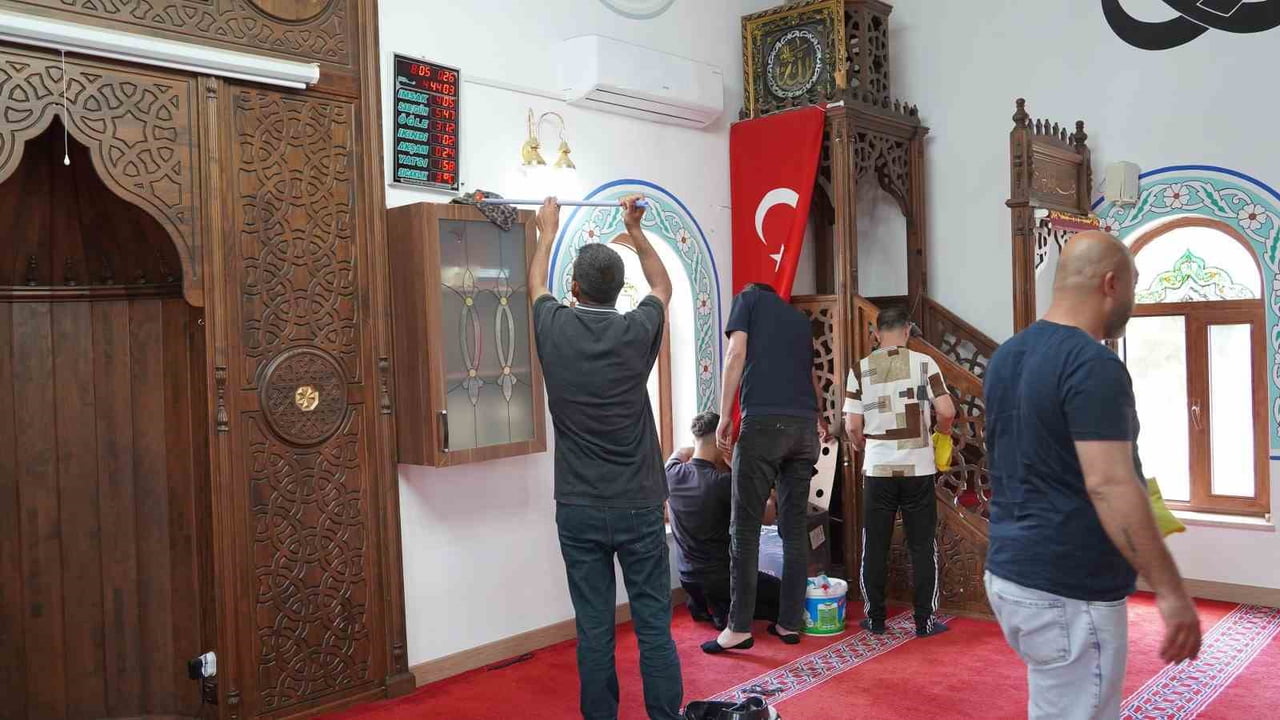 YUNUSEMRE BELEDİYESİ, KURBAN BAYRAMI ÖNCESİNDE VATANDAŞLARIN İBADETLERİNİ TEMİZ, HİJYENİK VE...