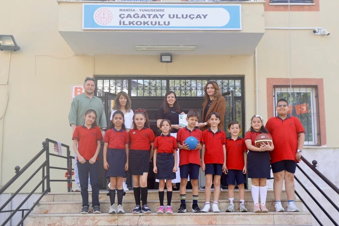 YUNUSEMRE BELEDİYESİNİN DÜZENLEDİĞİ ATIK PİL TOPLAMA YARIŞMASI’NDA ÖĞRENCİLER ÇEVRE İÇİN ÖRNEK BİR...
