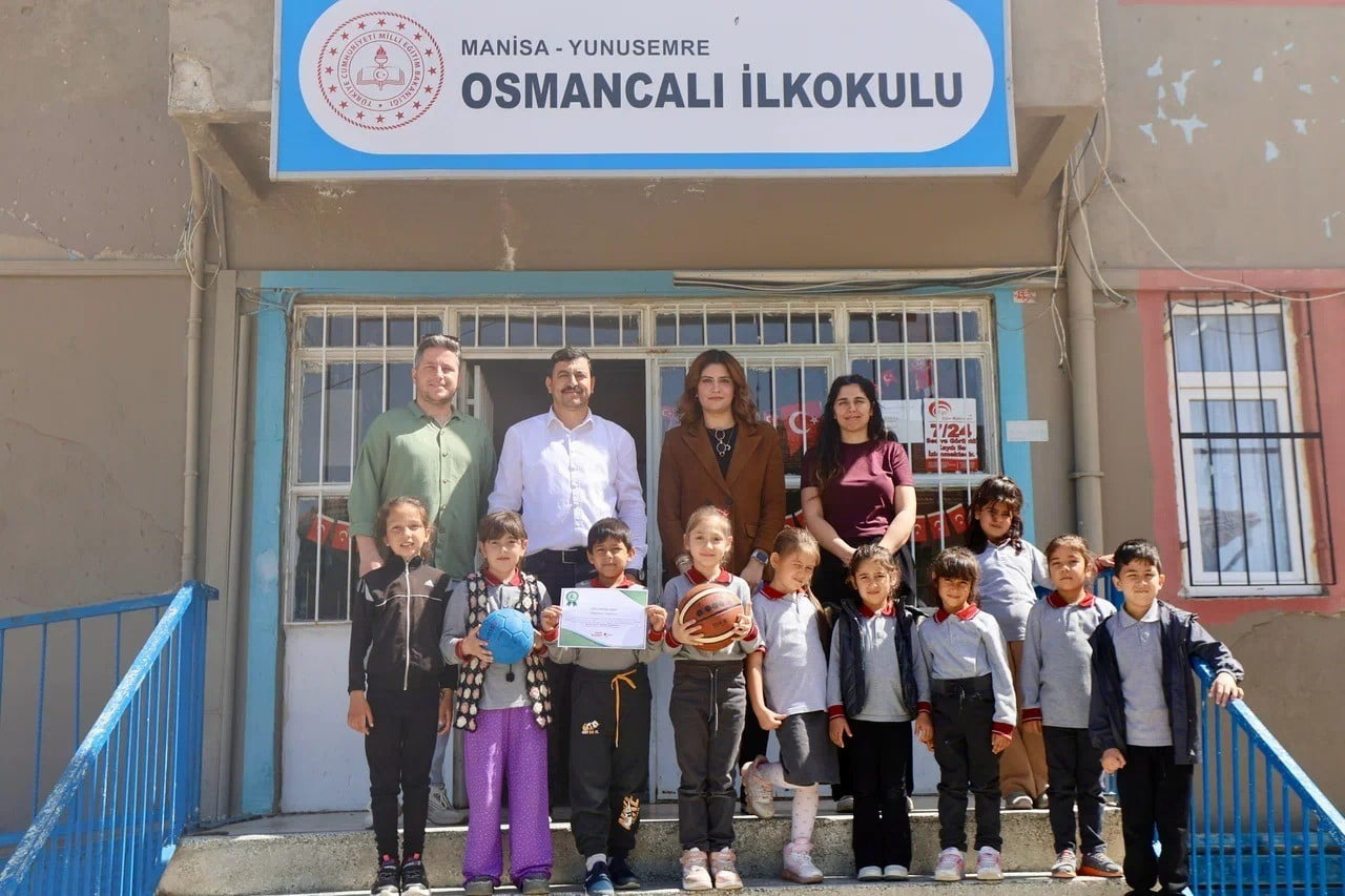 YUNUSEMRE BELEDİYESİNİN DÜZENLEDİĞİ ATIK PİL TOPLAMA YARIŞMASI’NDA ÖĞRENCİLER ÇEVRE İÇİN ÖRNEK BİR...
