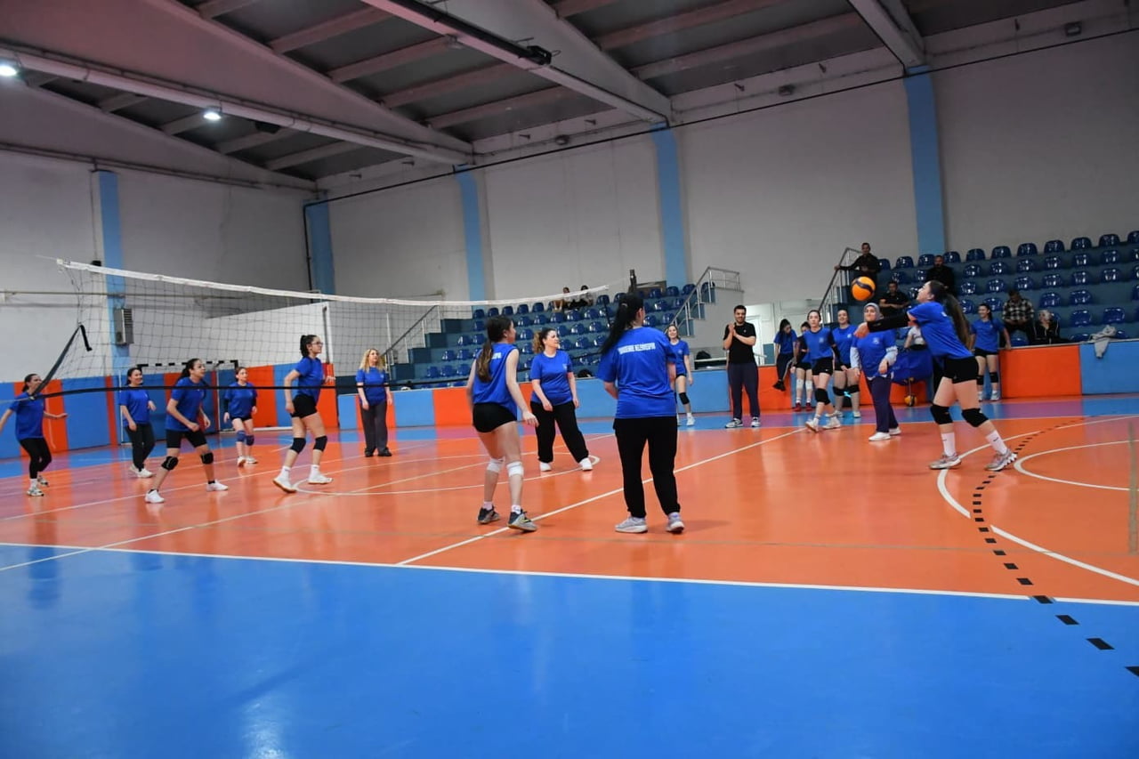 YUNUSEMRE BELEDİYESPOR, ANNELER GÜNÜ’NÜ SPORCULAR VE ANNELERİNİ AYNI SAHADA BULUŞTURAN MİNİ...