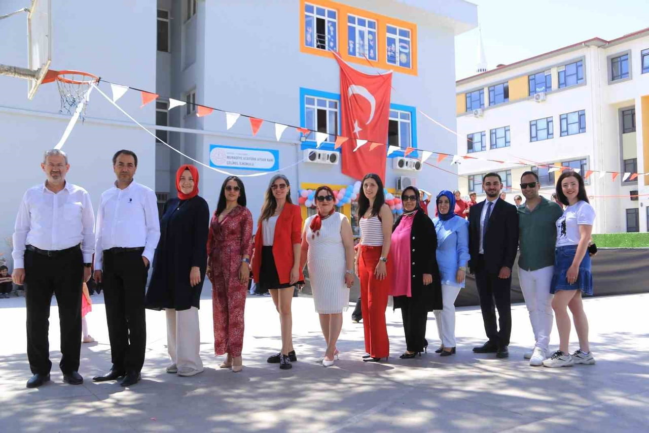 YUNUSEMRE’DE 170 ANA SINIFI ÖĞRENCİSİ, YÖRESEL HALK OYUNLARI VE RENKLİ GÖSTERİLERİYLE...