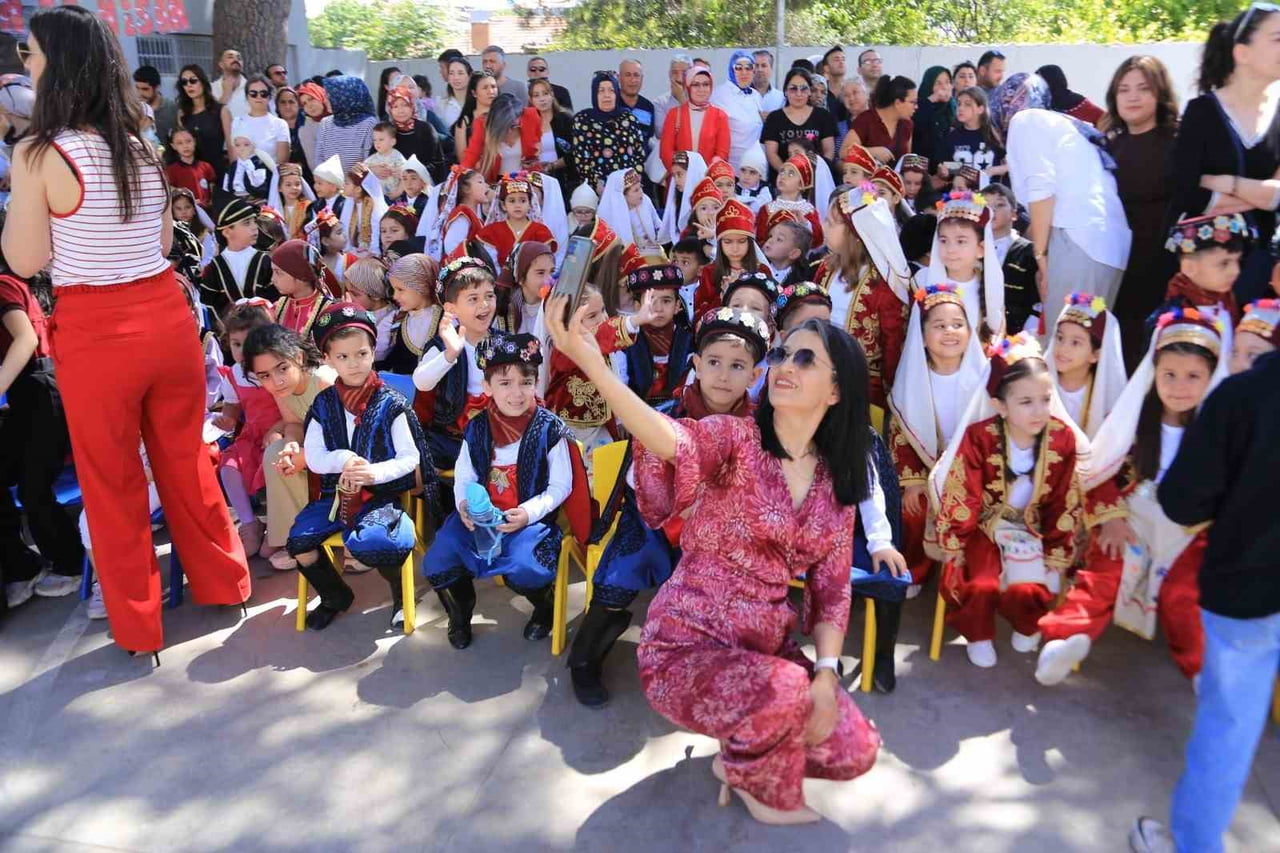 YUNUSEMRE’DE 170 ANA SINIFI ÖĞRENCİSİ, YÖRESEL HALK OYUNLARI VE RENKLİ GÖSTERİLERİYLE...