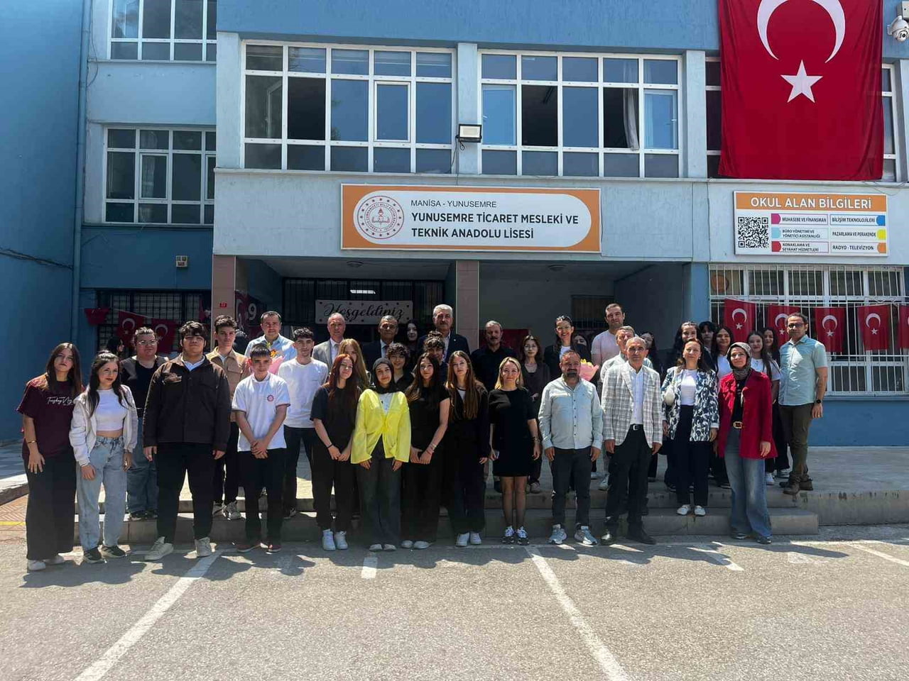 YUNUSEMRE TİCARET MESLEK LİSESİ MEZUNLARI, YILLAR SONRA ÖĞRENCİLERLE AYNI SINIFTA BULUŞARAK HEM...