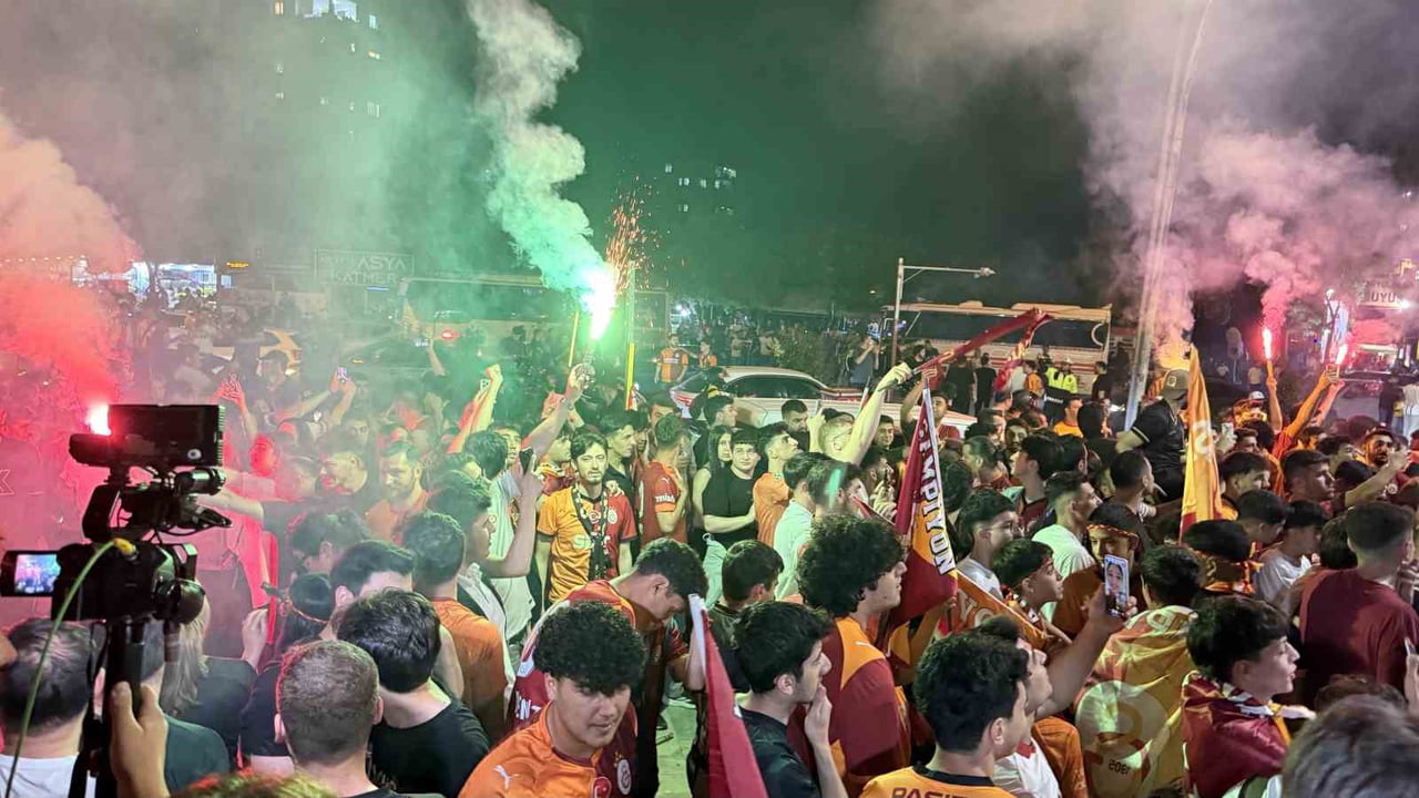 YÜZLERCE TARAFTAR, MERKEZ SEYHAN İLÇESİNDEKİ GENÇLİK MEYDANI'NDA TOPLANIP MEŞALE VE HAVAİ...