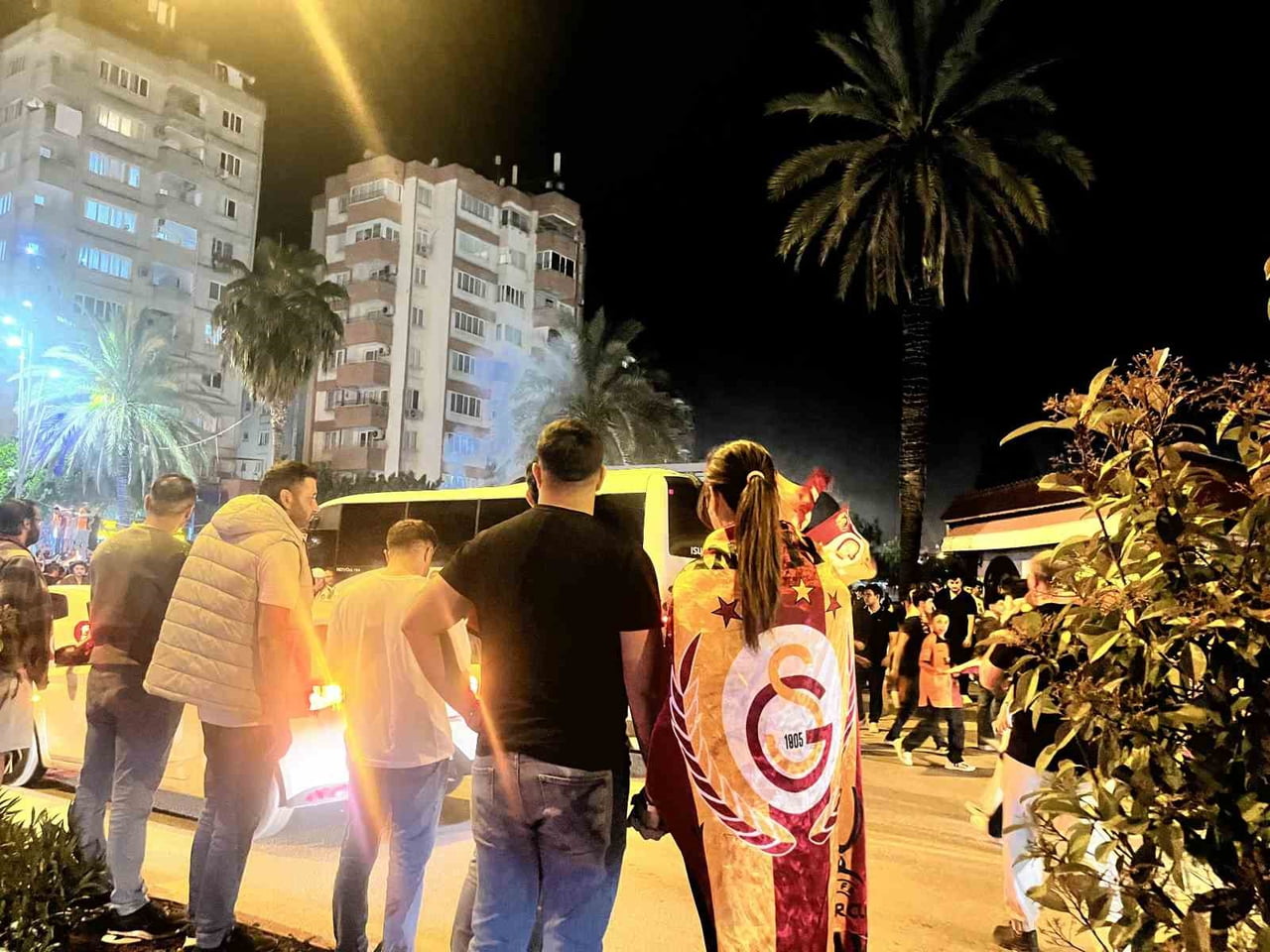 YÜZLERCE TARAFTAR, MERKEZ SEYHAN İLÇESİNDEKİ GENÇLİK MEYDANI'NDA TOPLANIP MEŞALE VE HAVAİ...