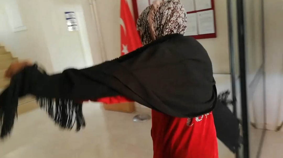ZABITA BASKININDA İLGİNÇ ANLAR: DİLENCİLER OYNAYARAK KARAKOLA GİRDİ