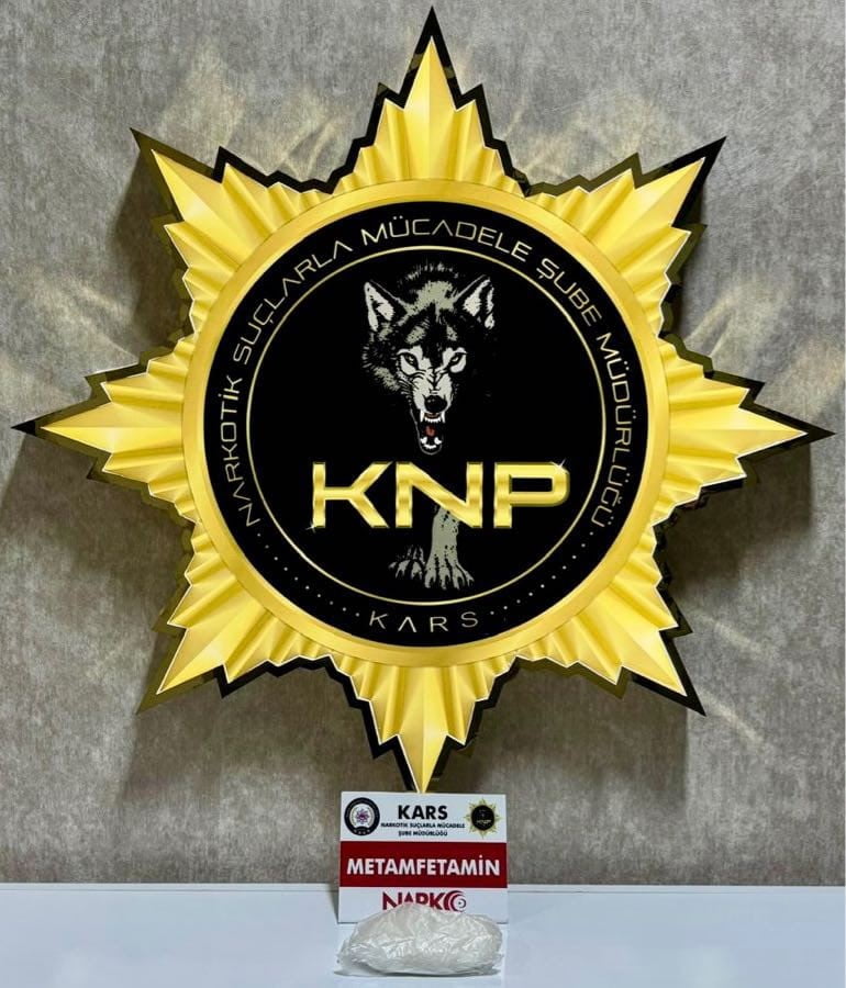 ZEHİR TACİRLERİNE ŞAFAK OPERASYONU: KARS’TA 114 GRAM METAMFETAMİN ELE GEÇİRİLDİ, 2...
