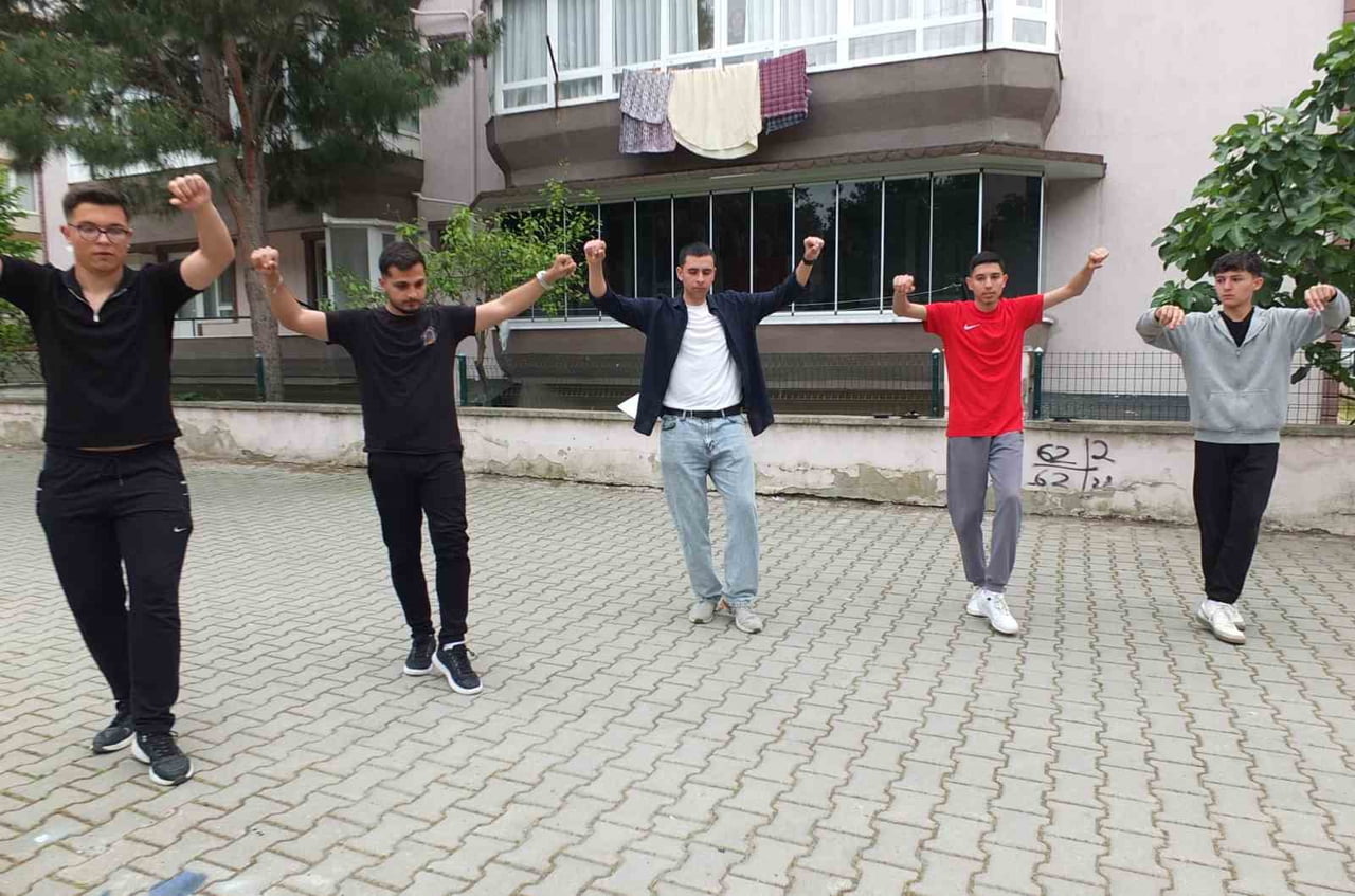 ZEYBEK OYNADILAR