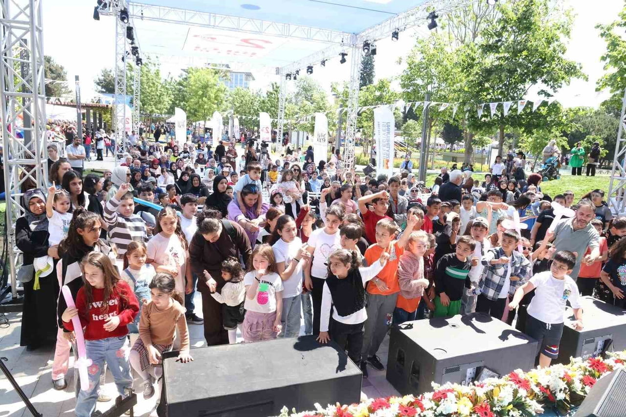 ZEYTİNBURNU BELEDİYESİ TARAFINDAN HAYATA GEÇİRİLEN ‘BİLGİ EVLERİ’NİN 20’NCİ YILI, DÜZENLENEN...