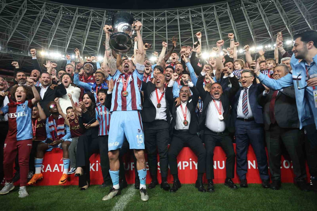 ZİRAAT TÜRKİYE KUPASI FİNALİNDE KONYASPOR'U 2-1 MAĞLUP EDEN TRABZONSPOR, DÜZENLENEN TÖRENLE...
