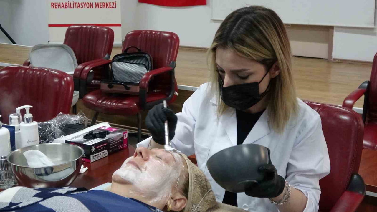 ZİYARETTE HUZUREVİ SAKİNLERİNE KÜÇÜK BAKIM VE GÜZELLİK DOKUNUŞLARI YAPILDI