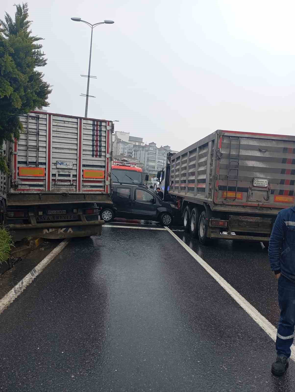 ZONGULDAK'IN ALAPLI İLÇESİNDE KONTROLDEN ÇIKAN TIR, KIRMIZI IŞIKTA BEKLEYEN 3 ARACA ÇARPTI.