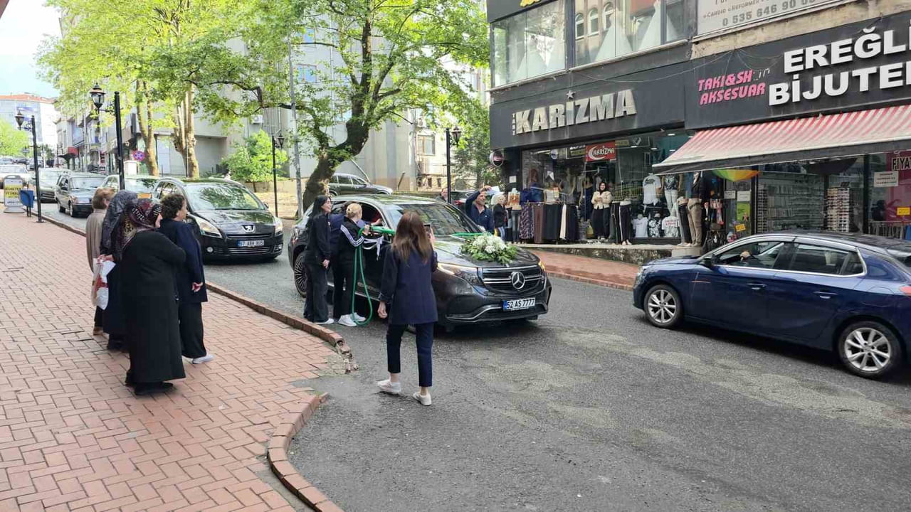 ZONGULDAK'IN EREĞLİ İLÇESİNDE AYNI MAĞAZADA ÇALIŞAN HAKAN KARAKUŞ VE BURCU KARAKUŞ ÇİFTİ, DÜĞÜN...
