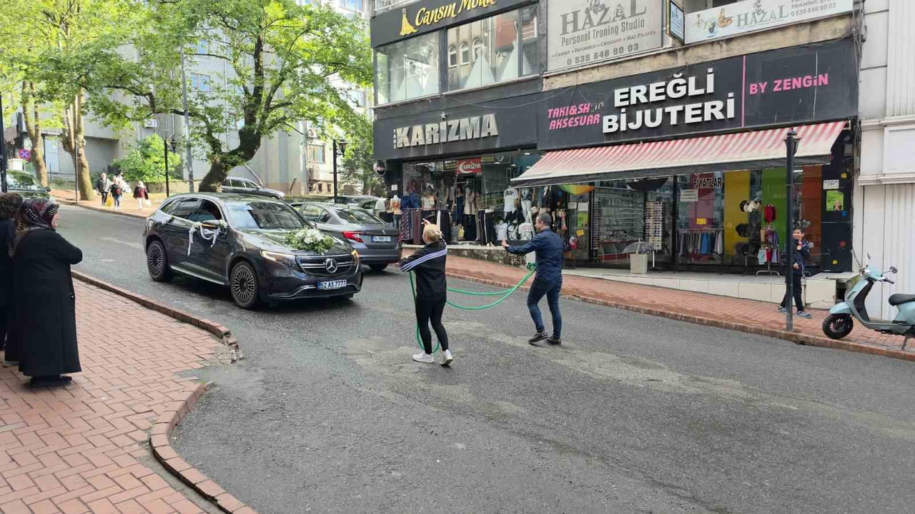ZONGULDAK'IN EREĞLİ İLÇESİNDE AYNI MAĞAZADA ÇALIŞAN HAKAN KARAKUŞ VE BURCU KARAKUŞ ÇİFTİ, DÜĞÜN...