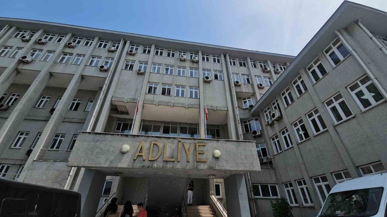 ZONGULDAK'IN GÖKÇEBEY İLÇESİNDE ARAÇ PARK ETME VE YÜKSEK SESLE MÜZİK DİNLEME TARTIŞMASI YÜZÜNDEN...
